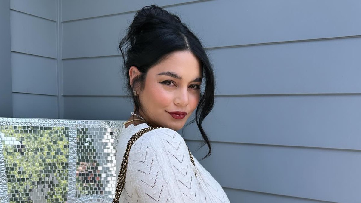 Vanessa Hudgens exibe barrigão e piercing no umbigo; veja fotos