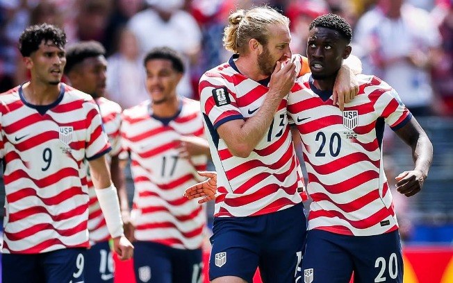 Jogadores dos Estados Unidos comemoram gol na vitória sobre a Austrália pelo Grupo D da Copa Jogadores dos Estados Unidos comemoram gol na vitória sobre a Austrália pelo Grupo D da Copa
