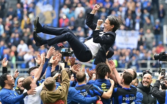 O técnico da Inter de Milão, Simone Inzaghi, é festejado por seus jogadores após a entrega do troféu de campeão italiano, no dia 22 de abril de 2024, no estádio de San Siro, em Milão.