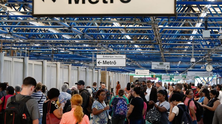 Passageiros aguardam no embarque da estação Palmeiras-Barra Funda, linha 3 do Metrô, durante a greve dos metroviários em São Paulo