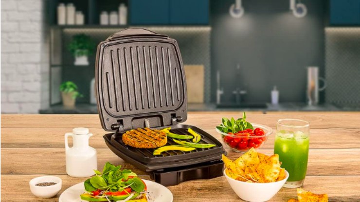 Grill elétrico Oster com 45% OFF entra no menor preço do ano