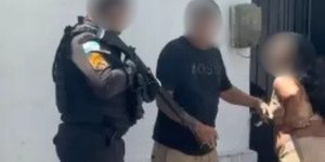 Mulher é derrubada por policial durante abordagem; vídeo