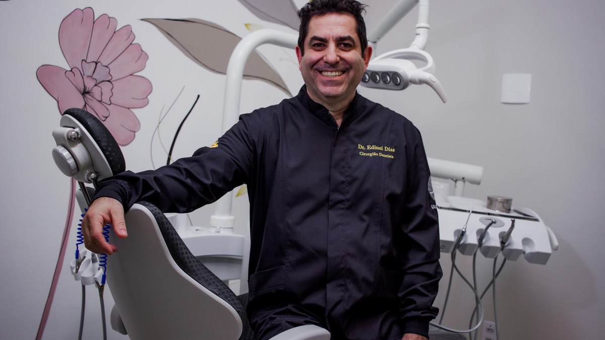 O cirurgião-dentista Edinei da Silva, formado pela Unicamp, atua na área de saúde pública e clínica particular O cirurgião-dentista Edinei da Silva, formado pela Unicamp, atua na área de saúde pública e clínica particular