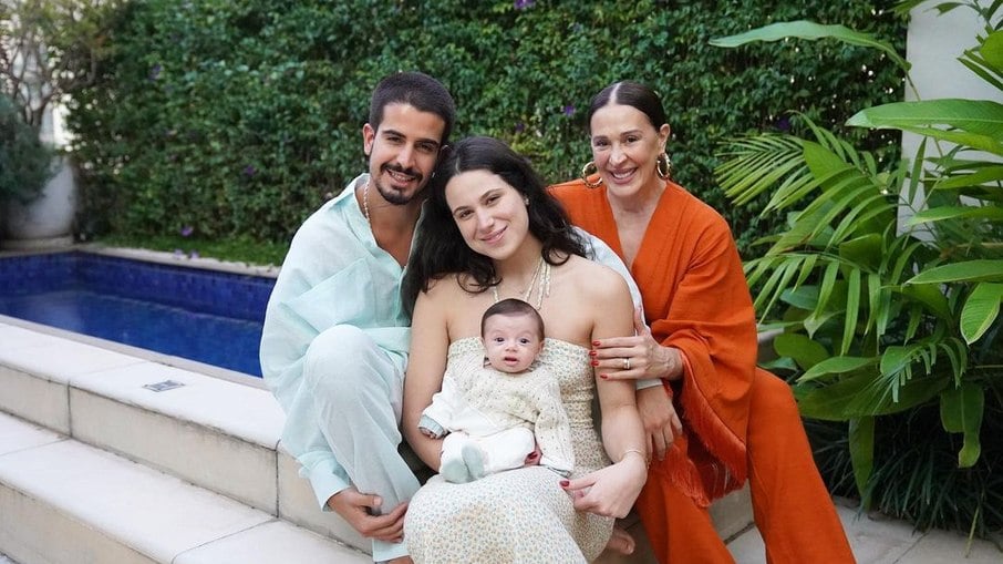 Claudia Raia com os filhos Enzo, Sophia e Luca