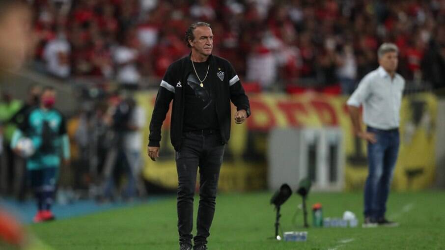 Cuca dá soco em funcionário do Maracanã após derrota para o Flamengo