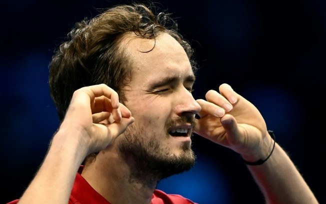 Daniil Medvedev gesticula diante da reação do público após a vitória sobre Alex De Minaur no ATP Finals nesta terça-feira