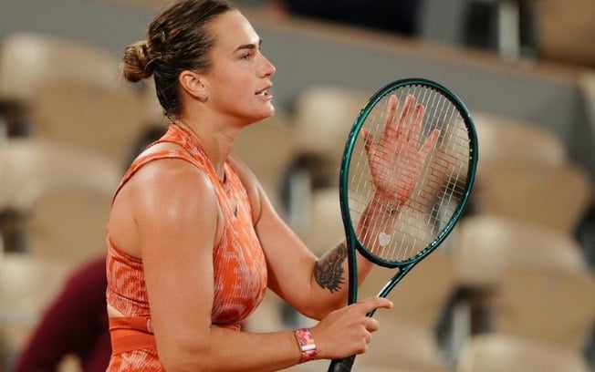 Aryna Sabalenka comemora a vitória sobre a japonesa Moyuka Uchijima nesta quinta-feira, na segunda rodada de Roland Garros