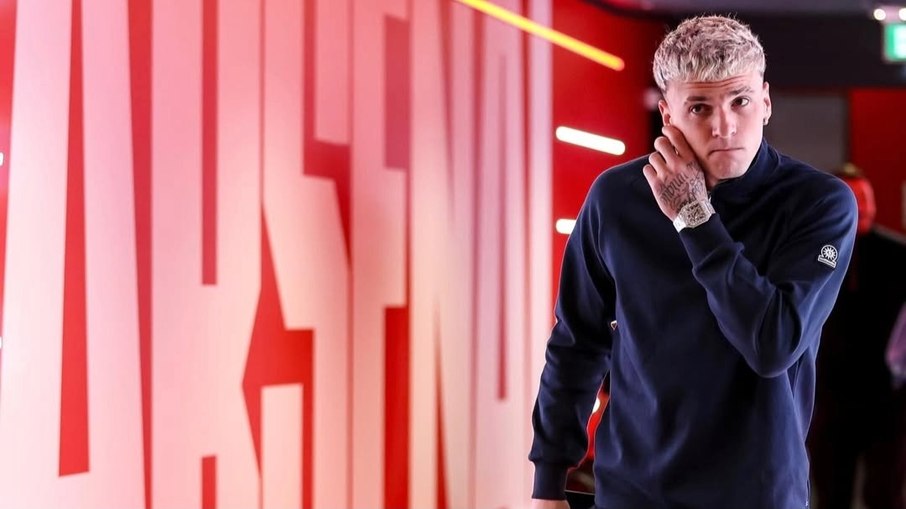 Álex Jiménez foi afastado do Bournemouth após supostas conversas com menor de idade