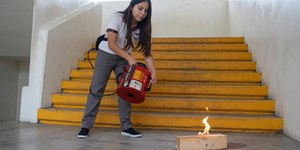 Apagar o fogo com som? Garota cria extintor sonoro antichamas