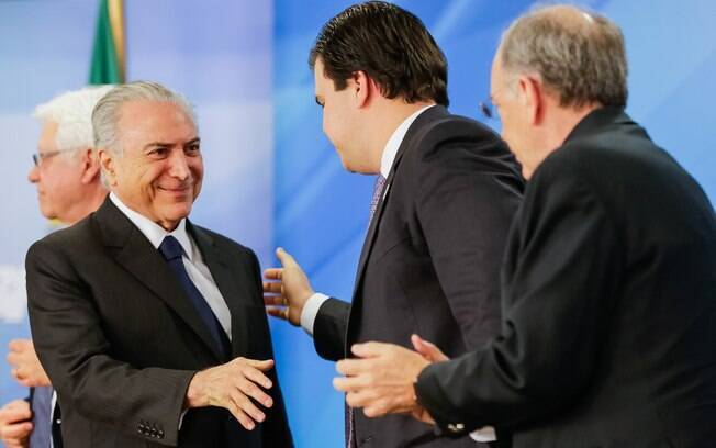 Michel Temer sancionou projeto de lei em cerimônia com o ministro de Minas e Energia e o presidente da Petrobras