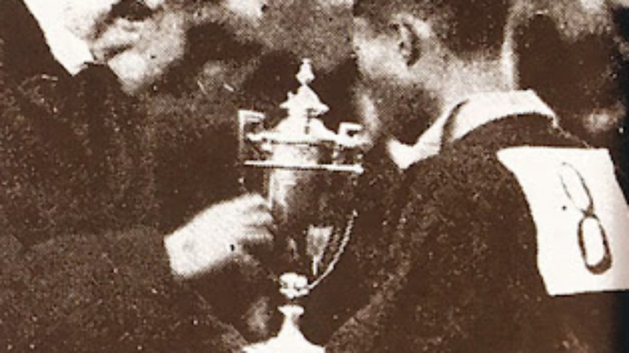 Antigo troféu da Copa do Imperador