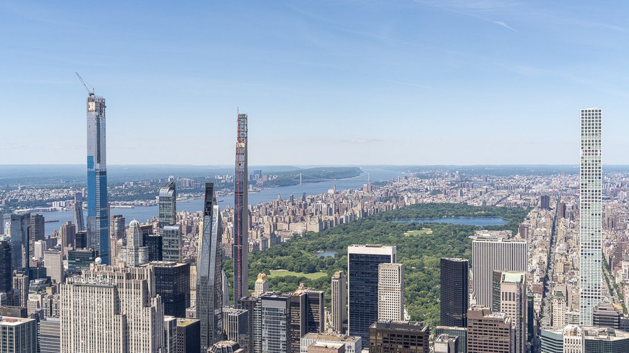 Do observatório, dá para ver o Norte da ilha, com destaque para o Central Park e o prédio do Top of the Rock, observatório famoso que fica no Rockefeller Center