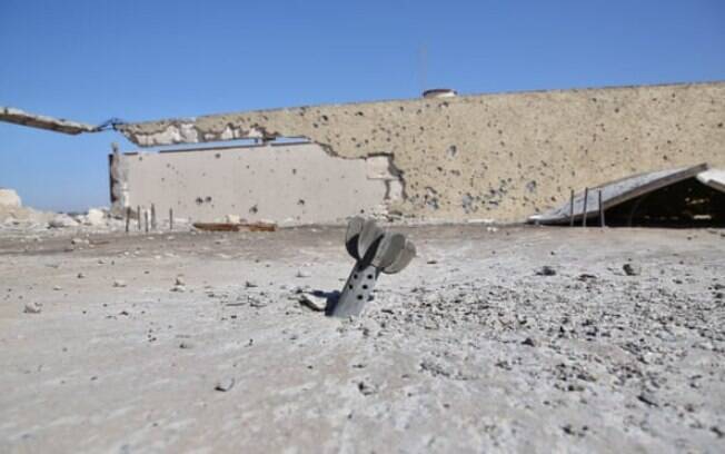 Um foguete não detonado que sobrou do cerco fracassado de Trípoli, que durou 14 meses