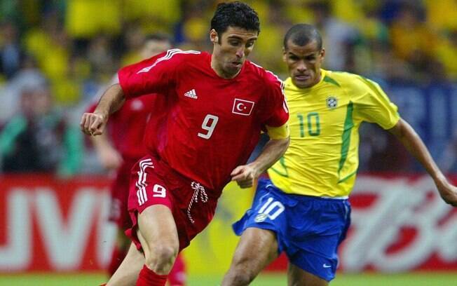 Hakan Sukur em ação contra o Brasil na Copa do Mundo de 2002