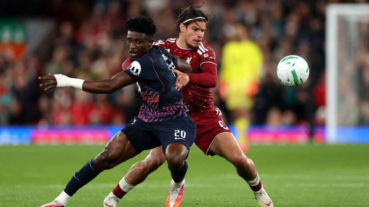 Com golaços, Liverpool vence o Tottenham e avança na Copa da Liga