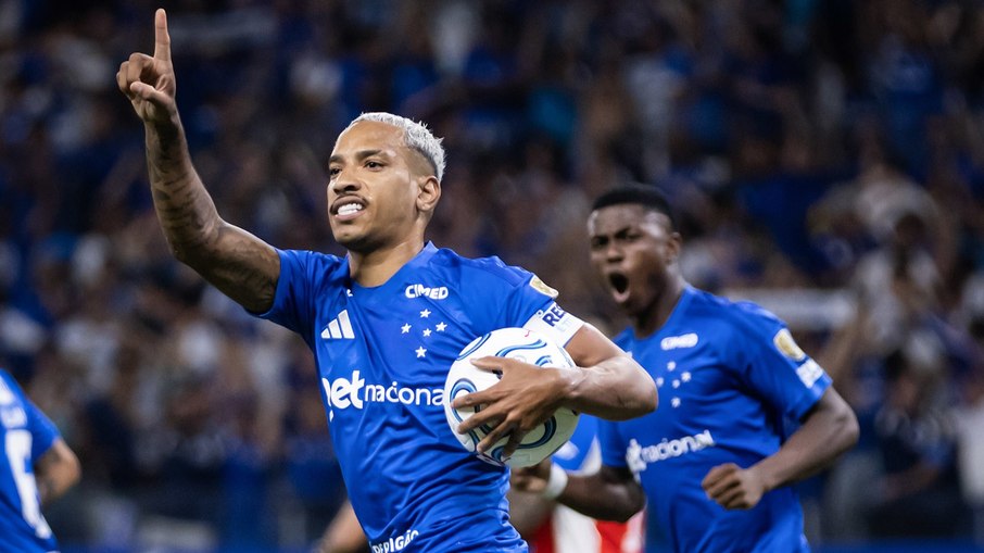 De pênalti, Matheus Pereira empatou para o Cruzeiro contra a Universidad Católica