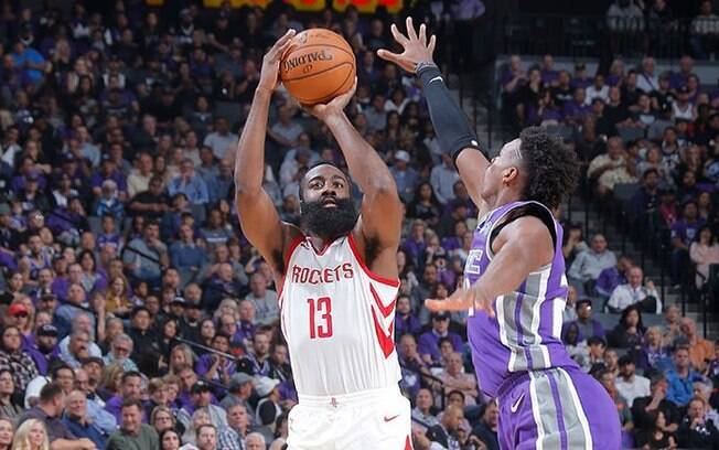 James Harden foi novamente o principal jogador do Houston Rockets em vitória diante do Sacramento Kings