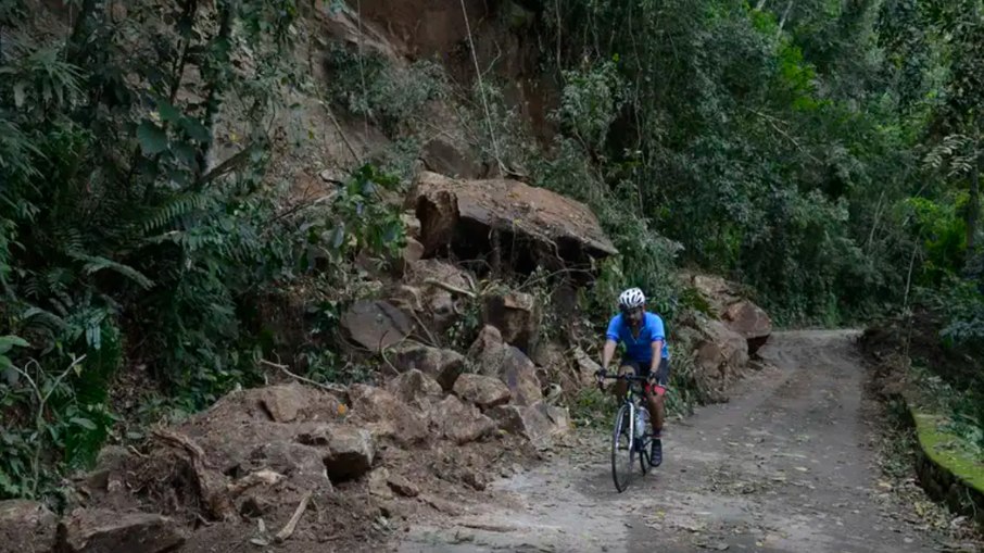 Exemplo de deslizamento que obstruiu a passagem no Rio de Janeiro