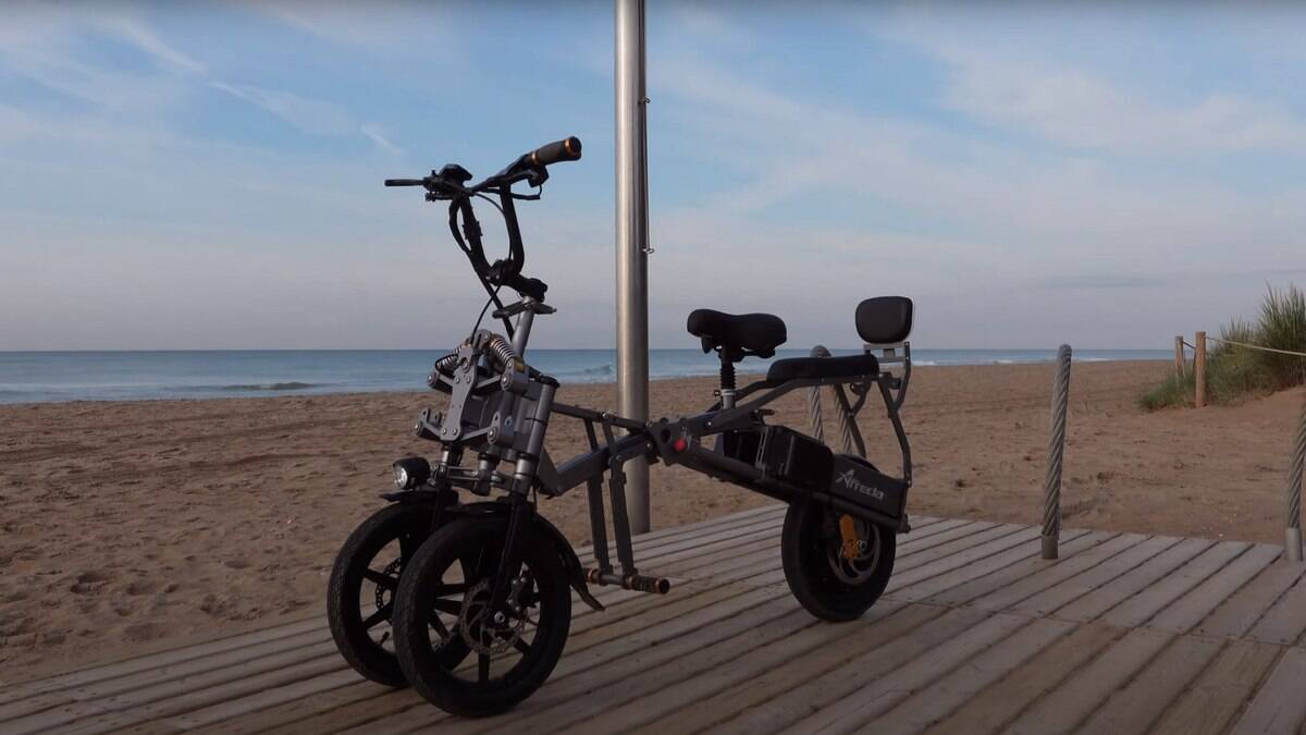 Afreda S6 é um triciclo elétrico dobrável e elétrico, ideal para pequenos centros urbanos.