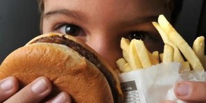 Funcionária que tinha que comer fast food ganha ação na Justiça