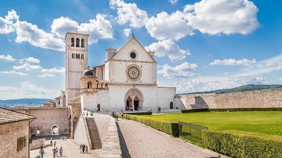  Basílica de São Francisco de Assis, localizada na cidade de Assis, na região da Úmbria, Itália. O complexo é Patrimônio Mundial da UNESCO e um dos locais de peregrinação mais importantes do mundo católico