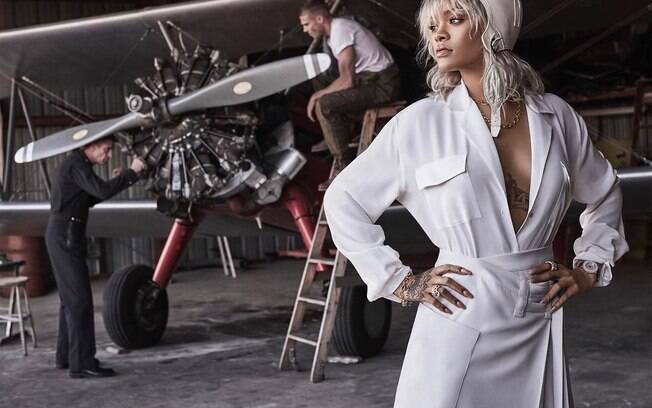 Rihanna homenageia aviadora Amelia Earhart em ensaio fotográfico sobre moda e aviação ao longo dos anos