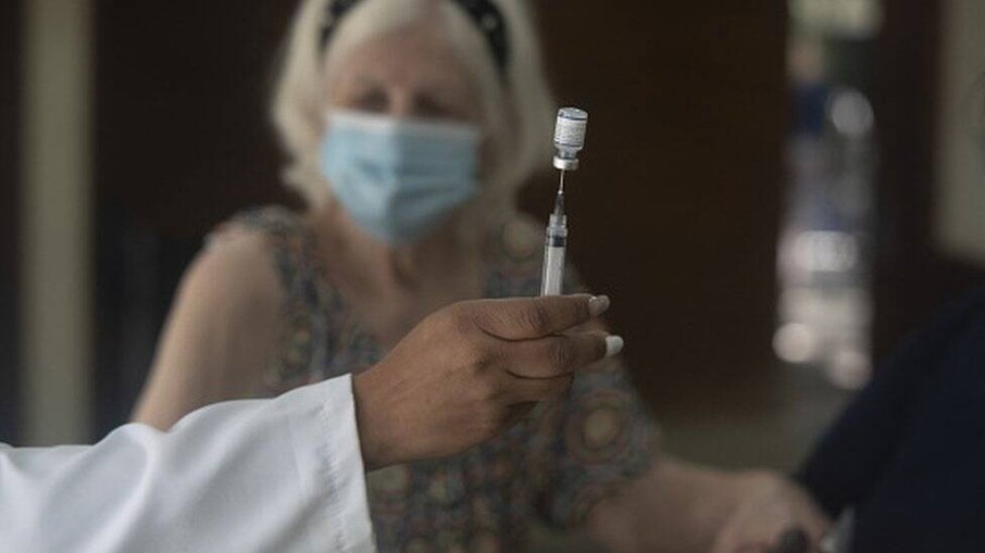 Saúde diz que “trabalha” para não perder vacinas prestes a vencer