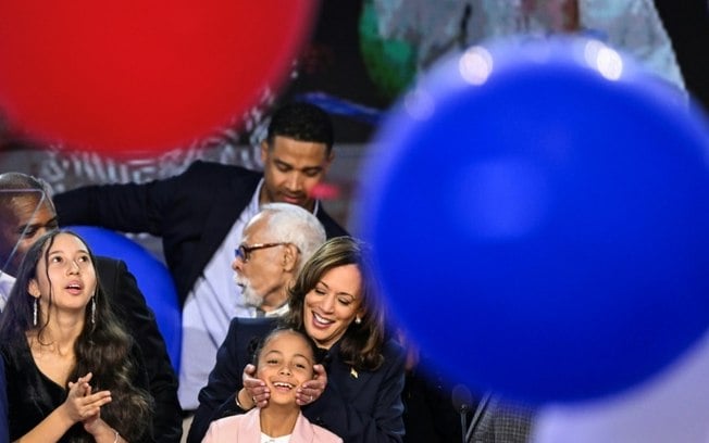 A vice-presidente dos Estados Unidos e candidata democrata à presidência, Kamala Harris, abraça a sobrinha no final da Convenção Nacional Democrata (DNC) no United Center em Chicago, Illinois, em 22 de agosto de 2024