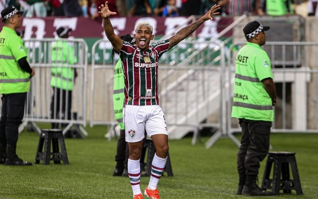 John Kennedy volta a ser titular após período conturbado no Fluminense