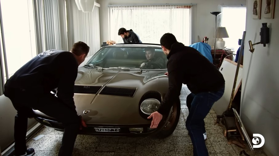 O supercarro, avaliado em R$ 5 milhões, começa a deixar a sala onde ficou estacionado por mais de quatro décadas O supercarro, avaliado em R$ 5 milhões, começa a deixar a sala onde ficou estacionado por mais de quatro décadas