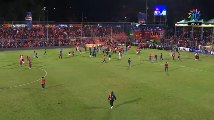 Final de torneio termina em pancadaria e invasão generalizada