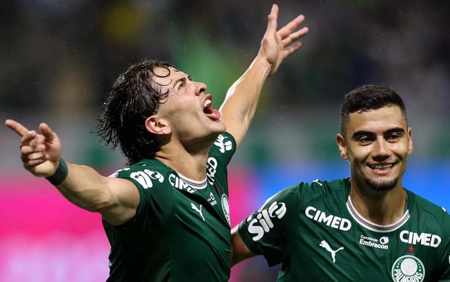 Giay vive grande momento com a camisa do Palmeiras