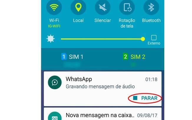 Para parar a gravação quando não estiver com o aplicativo aberto em primeiro plano, basta ir na sua barra de notificações e clicar em 