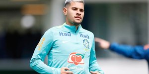 Titular da seleção dá susto em campo às vésperas de apresentação