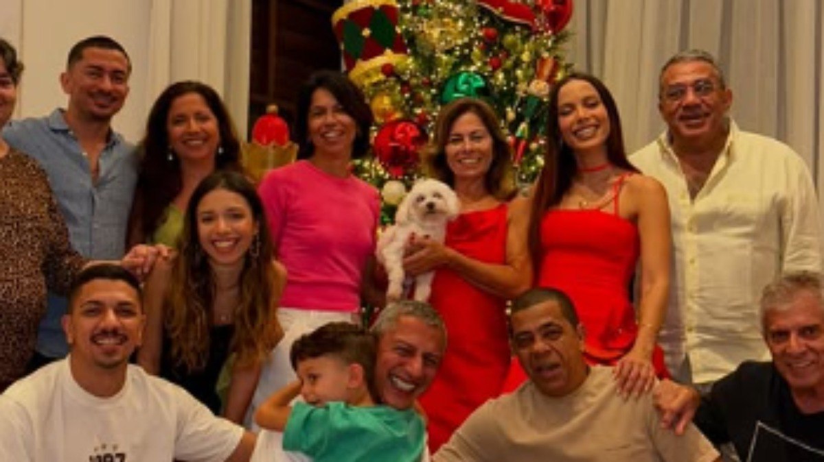 Anitta celebra Natal com familia