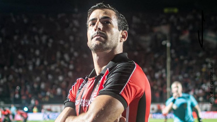 Vitória aproveita vacilos para superar maior rival