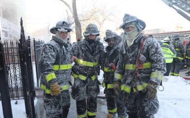 Bombeiros de Chicago trabalham em meio ao segundo dia mais frio já registrado na cidade