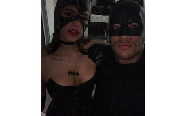 Neymar e Bruna Marquezine posaram juntinhos de Batman e Mulher-Gato
