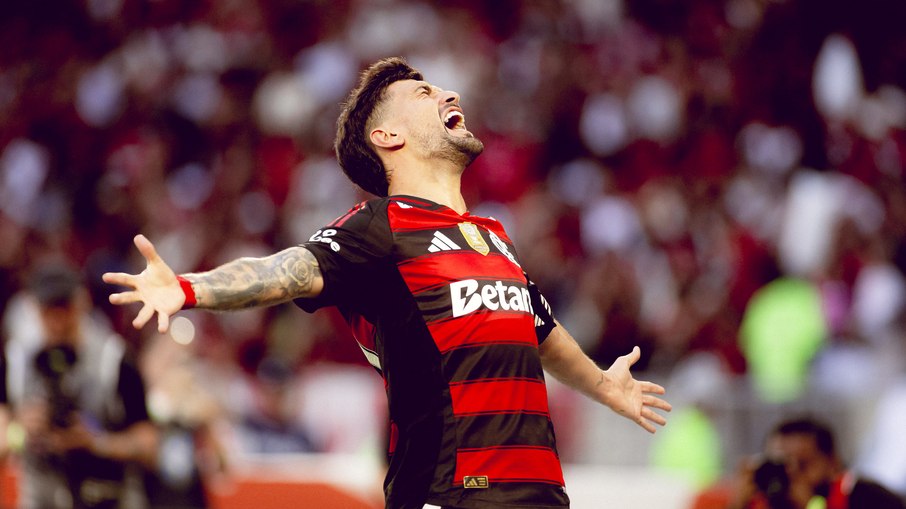 Arrascaeta comemora gol sobre o Grêmio, seu 12º no Brasileirão