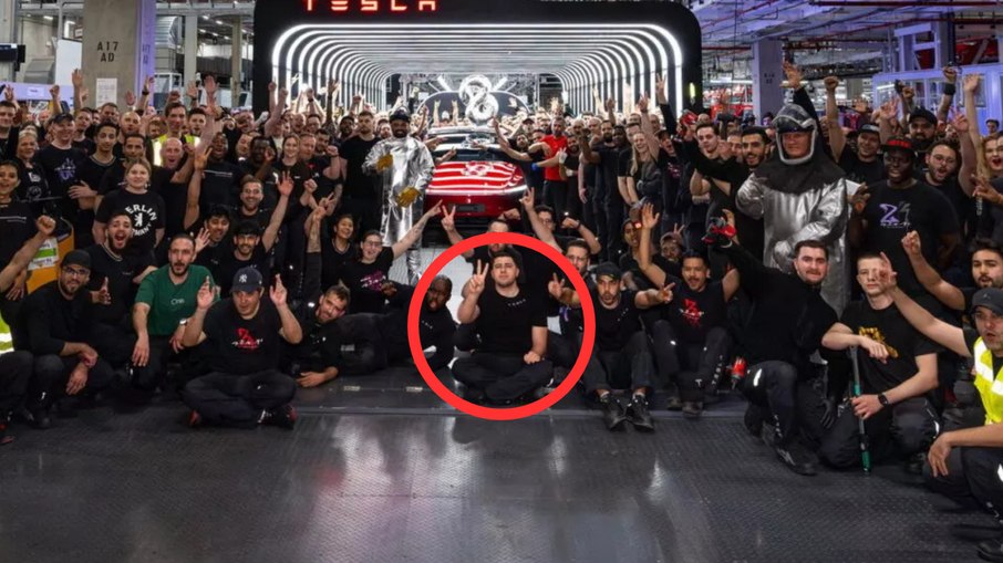 Foto na fábrica da Tesla editada por gesto polêmico na edição inicial Foto na fábrica da Tesla editada por gesto polêmico na edição inicial