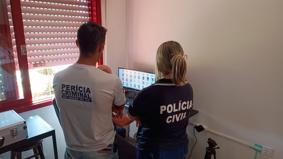 Agentes da perícia no computador do suspeito Agentes da perícia no computador do suspeito