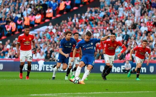 Eden Hazard bate pênalti para fazer o gol do Chelsea sobre o Manchester United na final da Copa da Inglaterra