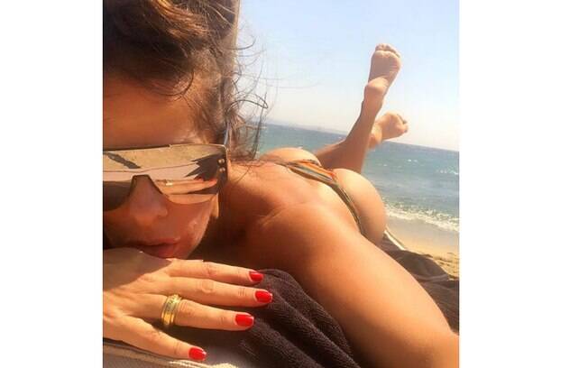Adriane Galisteu posa de topless nas redes sociais