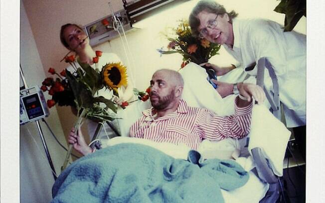 20 de agosto de 1997: recebendo a visita de amigos no hospital