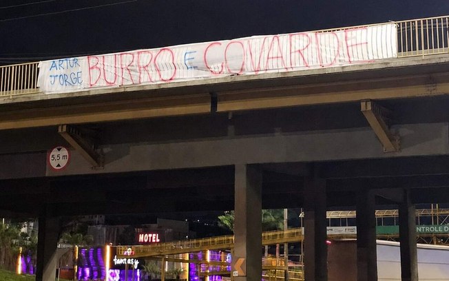Torcedores do Cruzeiro colocaram faixas de protesto no acesso ao Mineirão durante a madrugada Torcedores do Cruzeiro colocaram faixas de protesto no acesso ao Mineirão durante a madrugada
