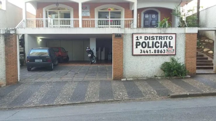 Sem%20estrutura%2C%20funcion%C3%A1rios%20de%20delegacia%20usam%20balde%20como%20banheiro