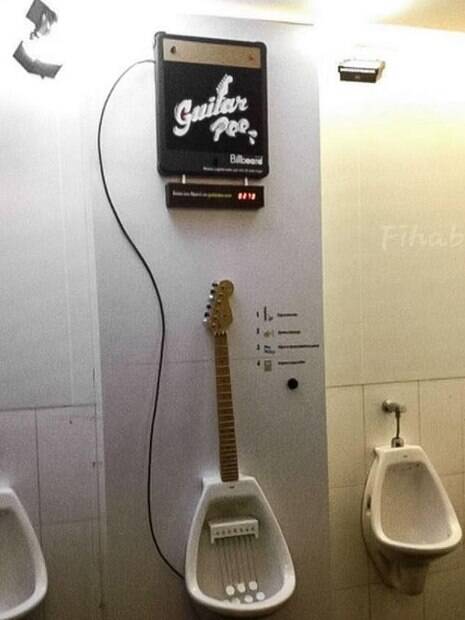 Mictório decorado com uma guitarra