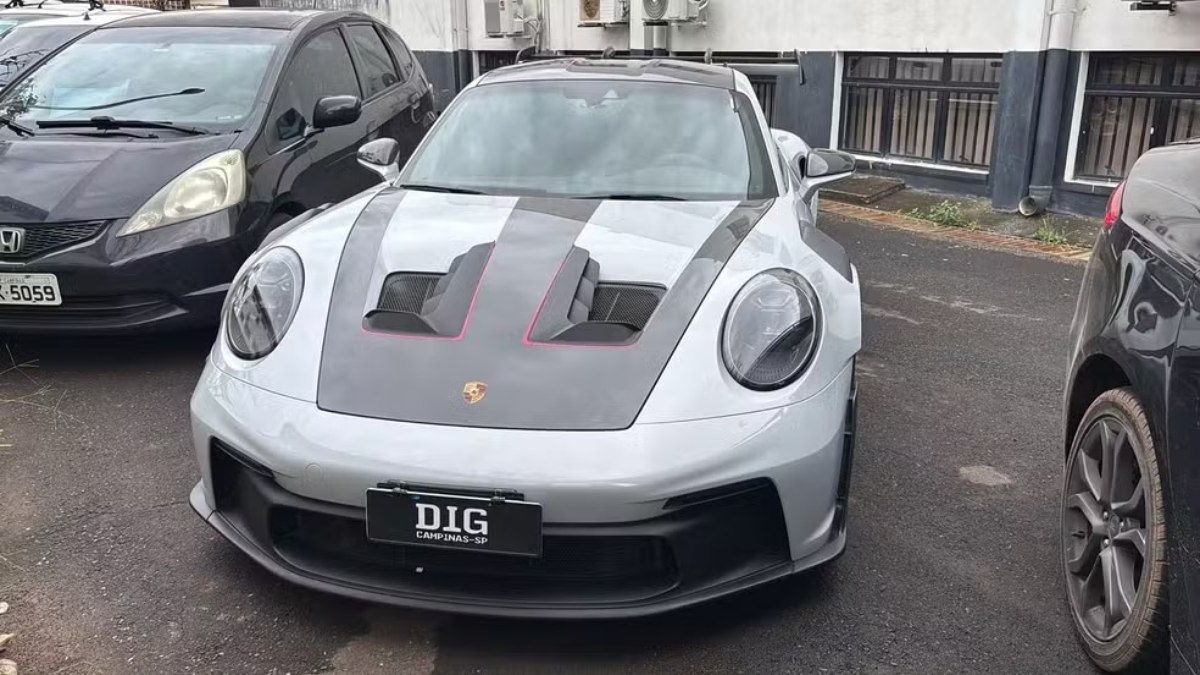 Porsche de R$ 2 milhões é apreendida em operação contra manobras a 200 km/h no interior de SP Porsche de R$ 2 milhões é apreendida em operação contra manobras a 200 km/h no interior de SP