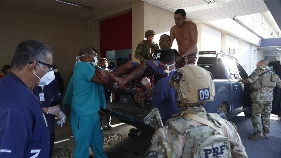 Feridos durante operação policial são levados para o Hospital Getúlio Vagas