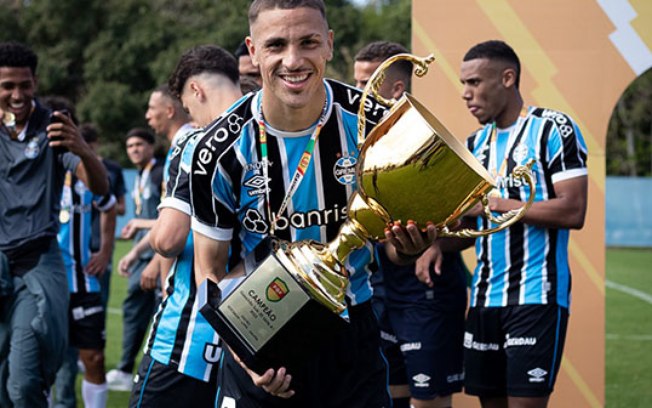 Capitão, João Ramos festeja título gaúcho sub-20 pelo Grêmio: ‘Fizemos história’ Capitão, João Ramos festeja título gaúcho sub-20 pelo Grêmio: ‘Fizemos história’